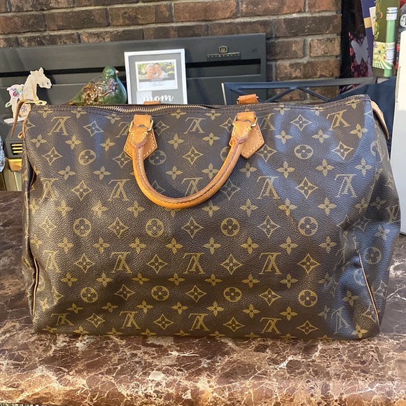 Authentic Louis Vuitton Monogram Speedy 40 - Picture 2 of 15